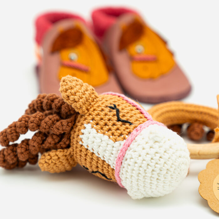 Pony Geschenkset - Rassel & Krabbelschuhe – Bild 3